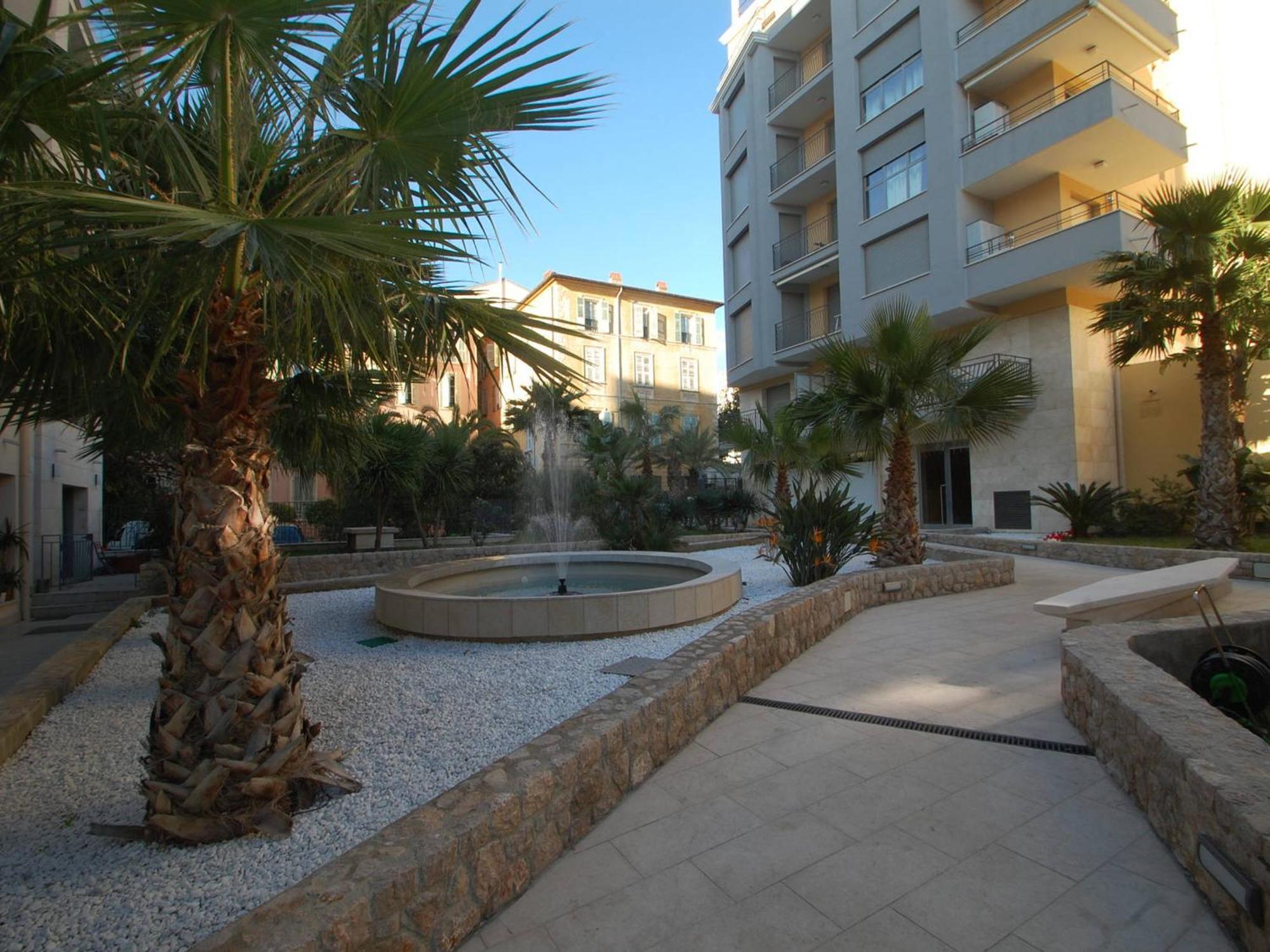 Charmant 2P Moderne Avec Terrasse, Parking Prive, En Plein Centre De Menton, A 2 Pas De La Mer - Fr-1-196-200 Zewnętrze zdjęcie